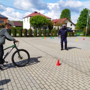 Uczeń klasy V podczas egzaminu na kartę rowerową