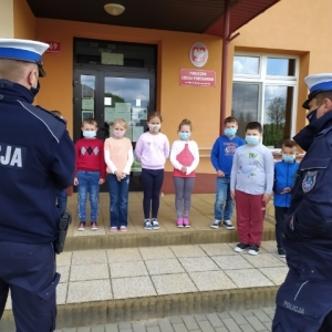 Uczniowie kl. I podczas pogadanki edukacyjnej z policjantami