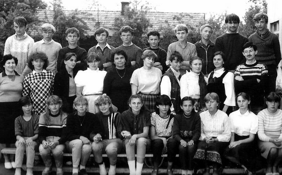 Klasa VIII w roku szkolnym 1985/86  z gronem pedagogicznym 