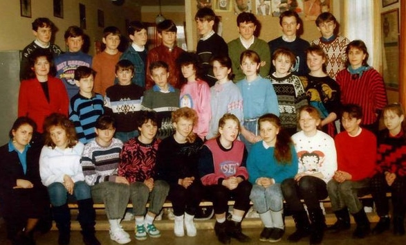 Klasa VIII w roku szkolnym 1991/92 z wychowawczynią Elżbietą Szczur i dyrektorem Bogumiłą Brzeziak   