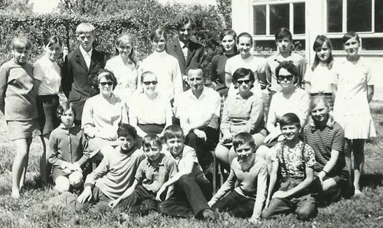 Grono nauczycielskie z wychowankami przed nowym budynkiem szkolnym,1968 r.