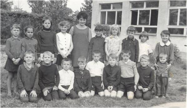 Klasa trzecia, dzieci z rocznika 1963 r. z wychowawczynią Panią Janiną Jurek